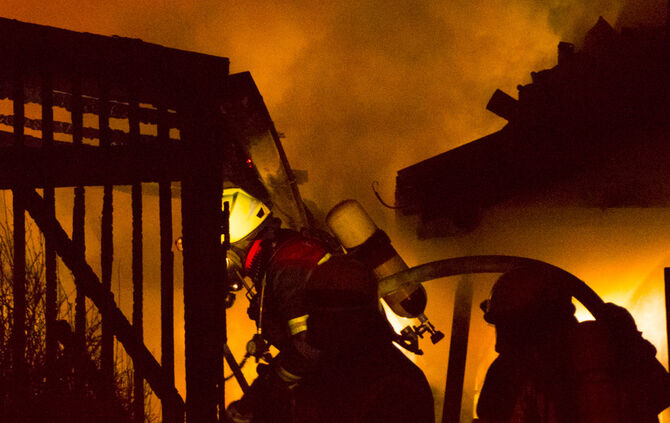 Schuppen in Wohngebiet brennt - Bild 04_18
