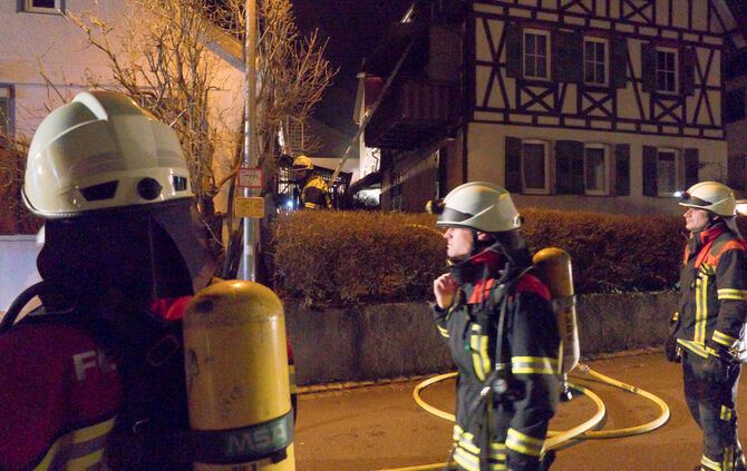 Schuppen in Wohngebiet brennt - Bild 02_20