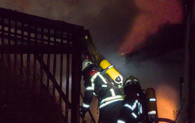 Schuppen in Wohngebiet brennt - Bild 01_21