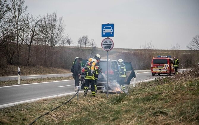 Korb - Brand einer Autobatterie in der B14 Auffahrt Korb_0