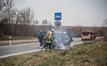 Korb - Brand einer Autobatterie in der B14 Auffahrt Korb_0