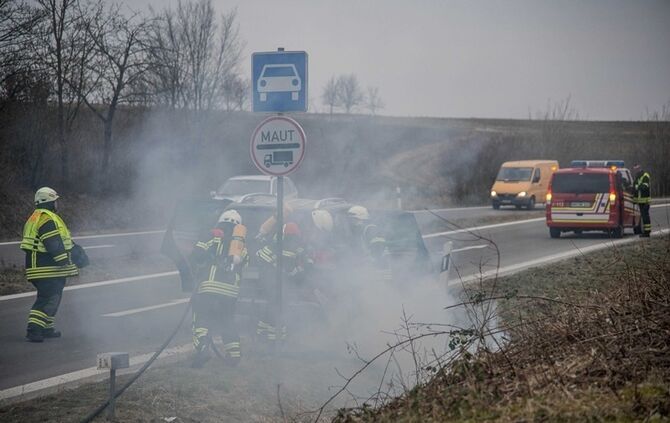Korb - Brand einer Autobatterie in der B14 Auffahrt Korb_1