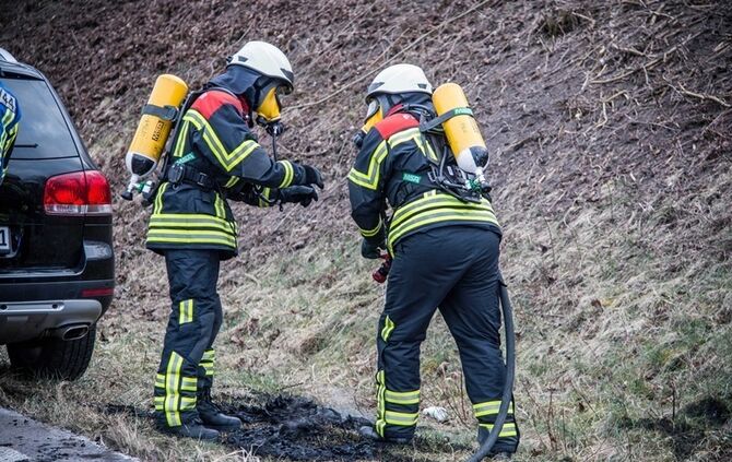 Korb - Brand einer Autobatterie in der B14 Auffahrt Korb_6
