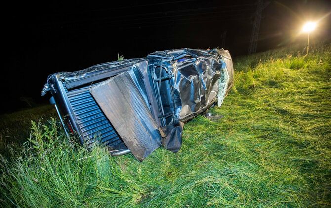 Pick-Up kommt von Fahrbahn und ab und Ã¼berschlÃ¤gt sich dutzende Meter BÃ¶schung hinab - Mehrere Personen teils schwer Verletzt_0