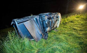 Pick-Up kommt von Fahrbahn und ab und Ã¼berschlÃ¤gt sich dutzende Meter BÃ¶schung hinab - Mehrere Personen teils schwer Verletzt_0