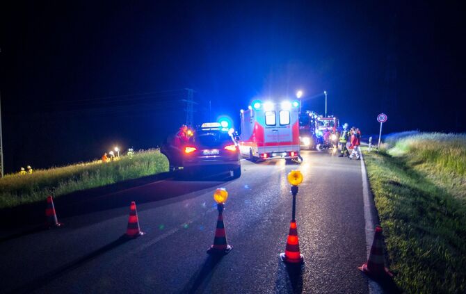 Pick-Up kommt von Fahrbahn und ab und Ã¼berschlÃ¤gt sich dutzende Meter BÃ¶schung hinab - Mehrere Personen teils schwer Verletzt_1