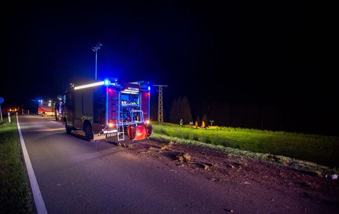 Pick-Up kommt von Fahrbahn und ab und Ã¼berschlÃ¤gt sich dutzende Meter BÃ¶schung hinab - Mehrere Personen teils schwer Verletzt_2