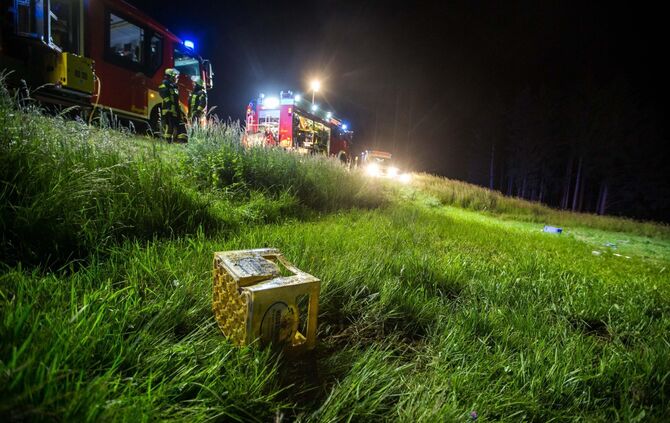 Pick-Up kommt von Fahrbahn und ab und Ã¼berschlÃ¤gt sich dutzende Meter BÃ¶schung hinab - Mehrere Personen teils schwer Verletzt_3