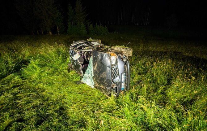 Pick-Up kommt von Fahrbahn und ab und Ã¼berschlÃ¤gt sich dutzende Meter BÃ¶schung hinab - Mehrere Personen teils schwer Verletzt_6