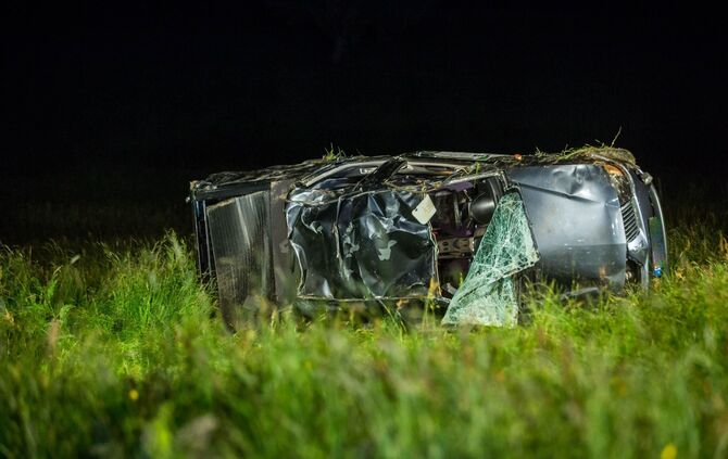 Pick-Up kommt von Fahrbahn und ab und Ã¼berschlÃ¤gt sich dutzende Meter BÃ¶schung hinab - Mehrere Personen teils schwer Verletzt_7
