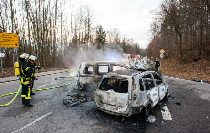 Autos nach Unfall in Flammen - Bild 21_0