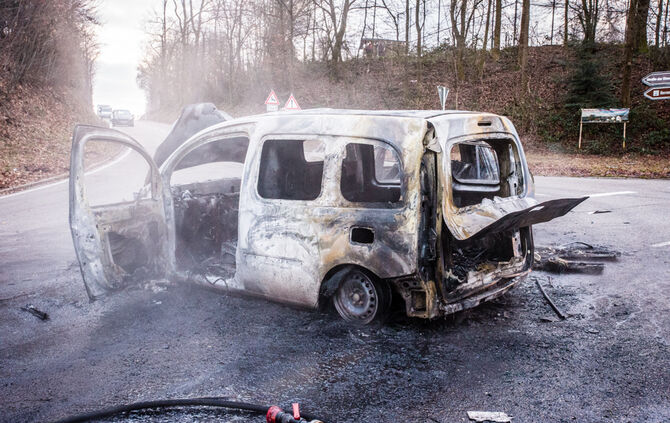 Autos nach Unfall in Flammen - Bild 19_2