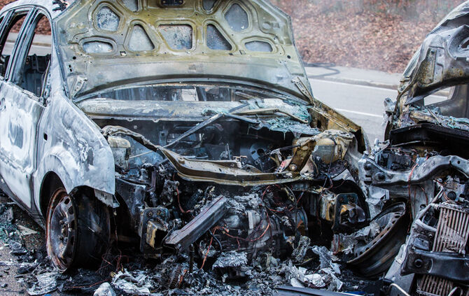 Autos nach Unfall in Flammen - Bild 18_3