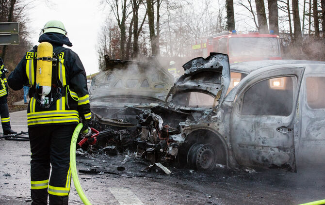 Autos nach Unfall in Flammen - Bild 17_4