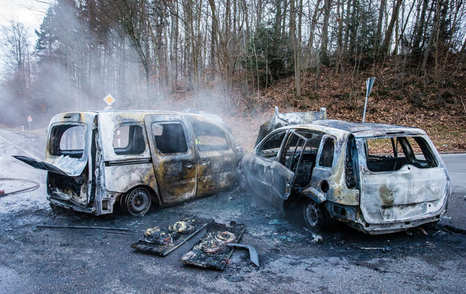 Autos nach Unfall in Flammen - Bild 16_5