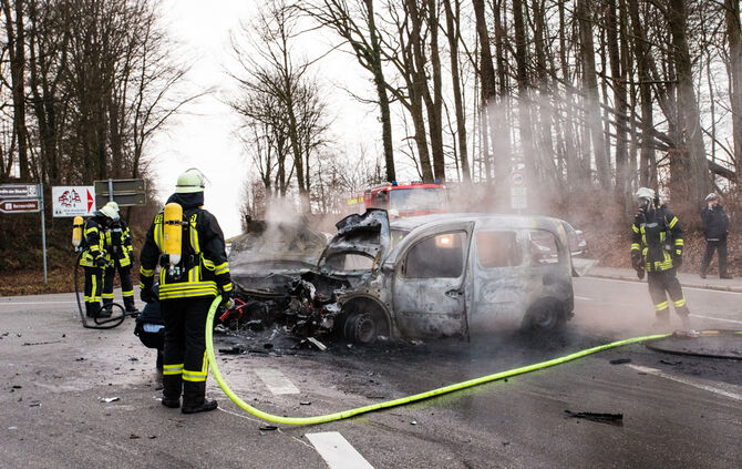 Autos nach Unfall in Flammen - Bild 12_9