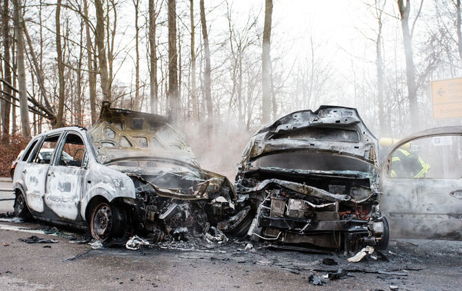 Autos nach Unfall in Flammen - Bild 11_10