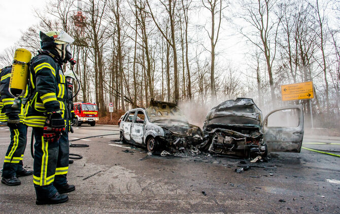 Autos nach Unfall in Flammen - Bild 10_11