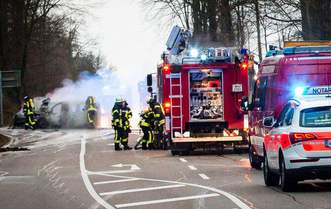 Autos nach Unfall in Flammen - Bild 09_12