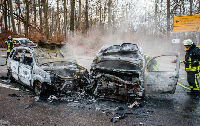 Autos nach Unfall in Flammen - Bild 08_13