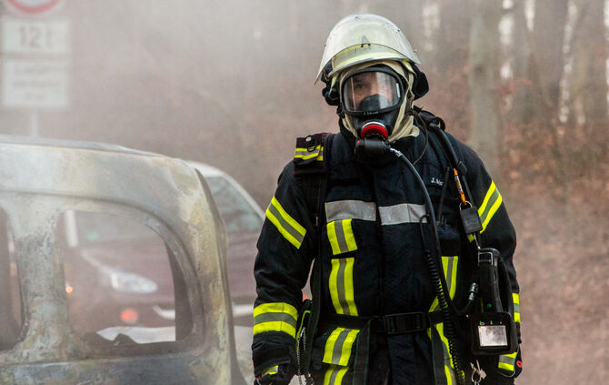 Autos nach Unfall in Flammen - Bild 07_14