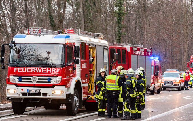 Autos nach Unfall in Flammen - Bild 06_15