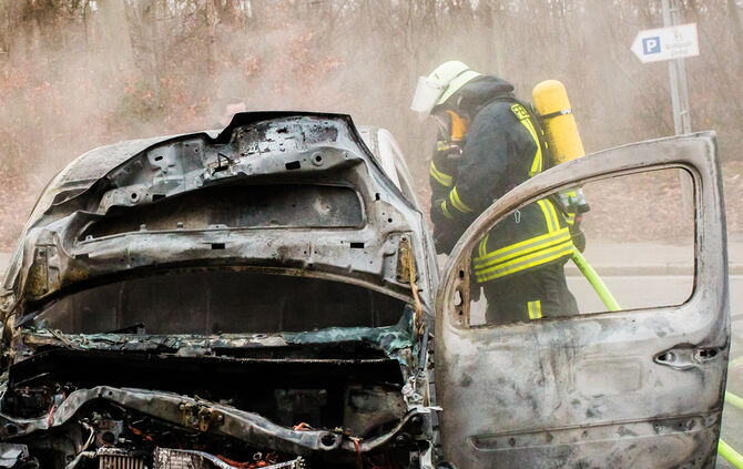 Autos nach Unfall in Flammen - Bild 05_16