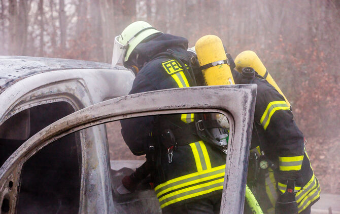 Autos nach Unfall in Flammen - Bild 04_17