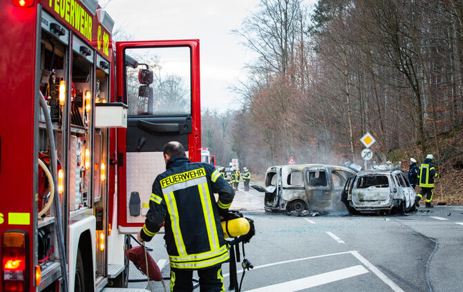 Autos nach Unfall in Flammen - Bild 03_18