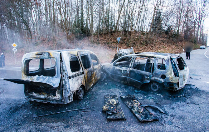 Autos nach Unfall in Flammen - Bild 02_19