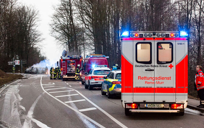 Autos nach Unfall in Flammen - Bild 01_20