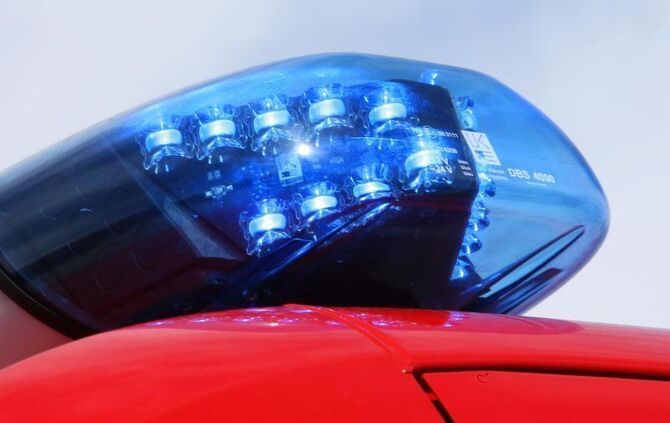 Ein Blaulicht leuchtet auf einem Einsatzwagen der Feuerwehr
