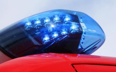 Ein Blaulicht leuchtet auf einem Einsatzwagen der Feuerwehr