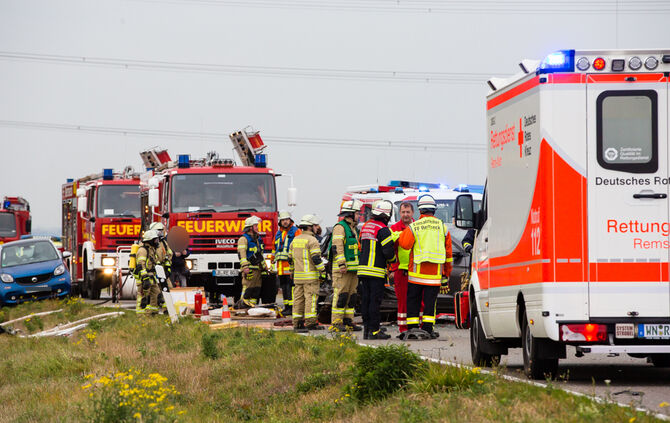 Schwerer Unfall zwischen Waiblingen-Hohenacker und Neckarrems._24