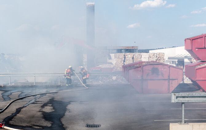Grosseinsatz der Feuerwehr, brennen 300 t Papierabfall, Winnenden, Rems-Murr-Kreis, 06.08.2018.
