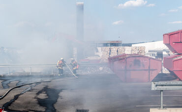 Grosseinsatz der Feuerwehr, brennen 300 t Papierabfall, Winnenden, Rems-Murr-Kreis, 06.08.2018.