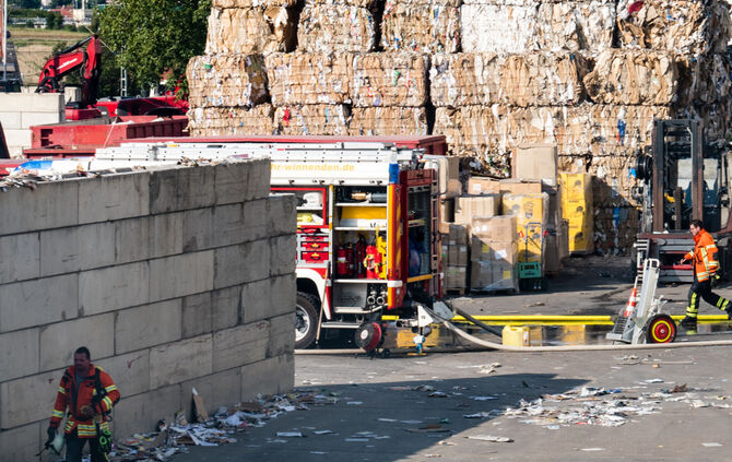 Grosseinsatz der Feuerwehr, brennen 300 t Papierabfall, Winnenden, Rems-Murr-Kreis, 06.08.2018.
