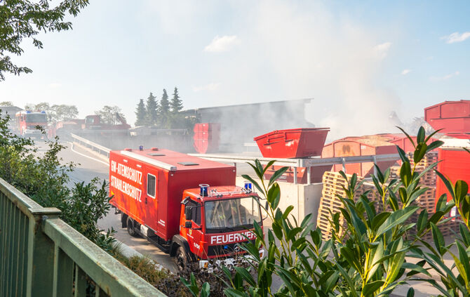 Grosseinsatz der Feuerwehr, brennen 300 t Papierabfall, Winnenden, Rems-Murr-Kreis, 06.08.2018.