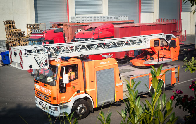 Grosseinsatz der Feuerwehr, brennen 300 t Papierabfall, Winnenden, Rems-Murr-Kreis, 06.08.2018.