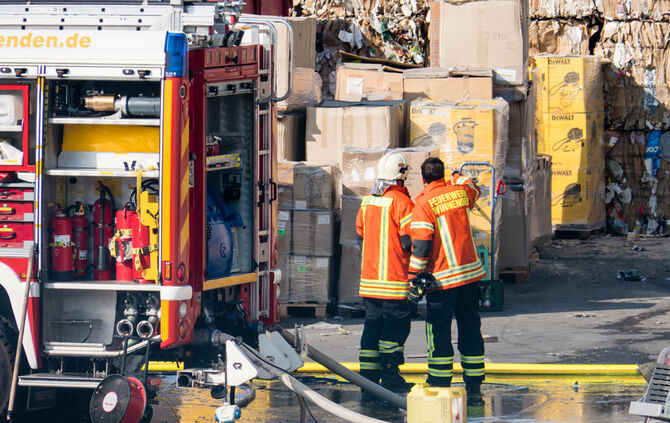 Grosseinsatz der Feuerwehr, brennen 300 t Papierabfall, Winnenden, Rems-Murr-Kreis, 06.08.2018.
