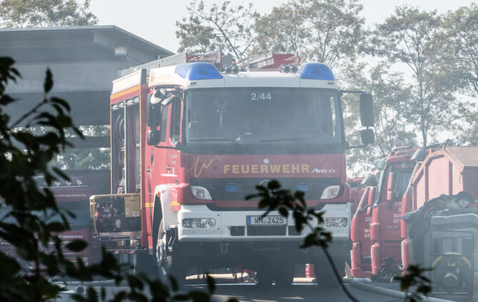 Grosseinsatz der Feuerwehr, brennen 300 t Papierabfall, Winnenden, Rems-Murr-Kreis, 06.08.2018.