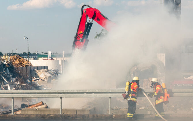 Grosseinsatz der Feuerwehr, brennen 300 t Papierabfall, Winnenden, Rems-Murr-Kreis, 06.08.2018.