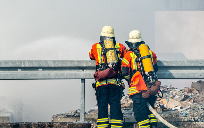 Grosseinsatz der Feuerwehr, brennen 300 t Papierabfall, Winnenden, Rems-Murr-Kreis, 06.08.2018.