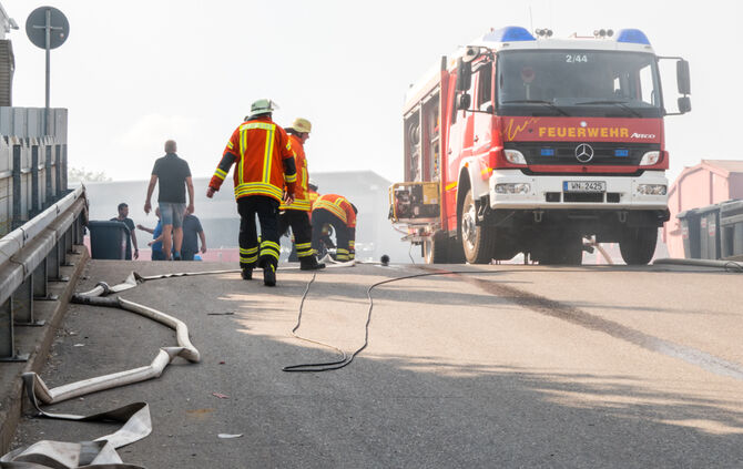 Grosseinsatz der Feuerwehr, brennen 300 t Papierabfall, Winnenden, Rems-Murr-Kreis, 06.08.2018.