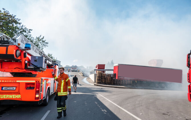 Grosseinsatz der Feuerwehr, brennen 300 t Papierabfall, Winnenden, Rems-Murr-Kreis, 06.08.2018.