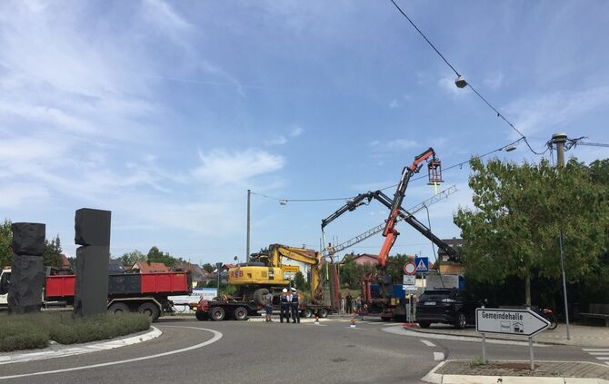 Bagger bleibt in Schwaikheim an einem Gerüst hängen_0