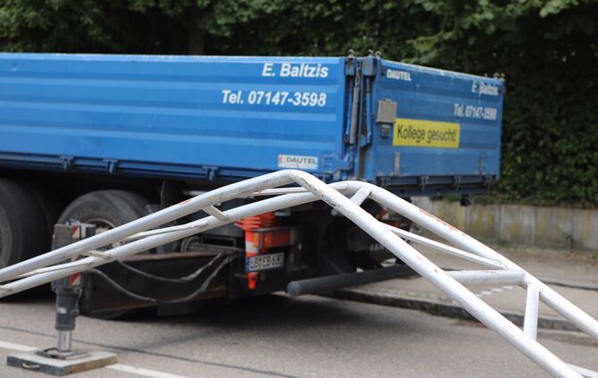 Bagger bleibt in Schwaikheim an einem Gerüst hängen_1