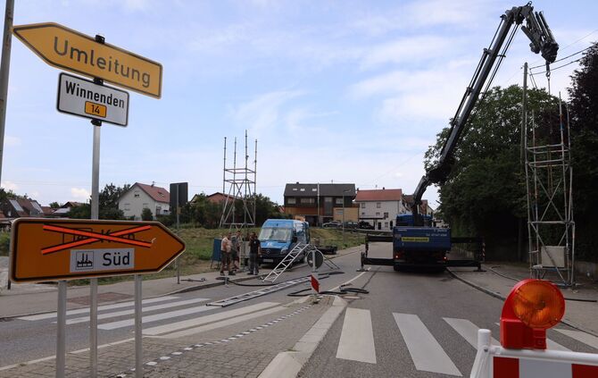 Bagger bleibt in Schwaikheim an einem Gerüst hängen_2