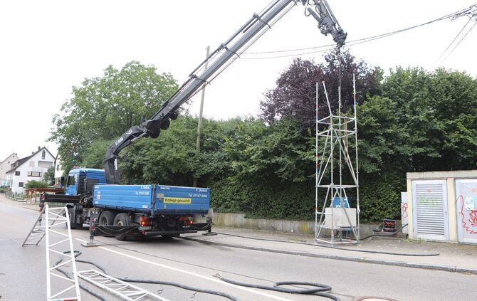 Bagger bleibt in Schwaikheim an einem Gerüst hängen_3