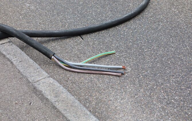 Bagger bleibt in Schwaikheim an einem Gerüst hängen_4